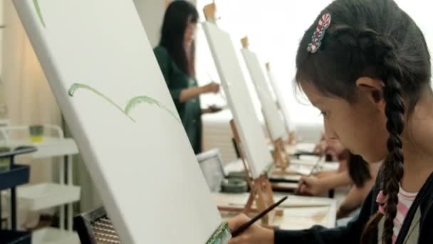 Uma Menina Concentra Pintura Acrílica Imagem Cor Tela Com Crianças — Vídeo de Stock