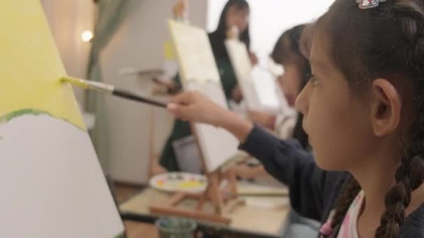 Una Niña Concentra Pintura Acrílica Color Sobre Lienzo Con Niños — Vídeo de stock