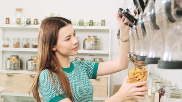 Una Cliente Femenina Caucásica Llena Los Alimentos Cereales Frasco Vidrio — Vídeos de Stock
