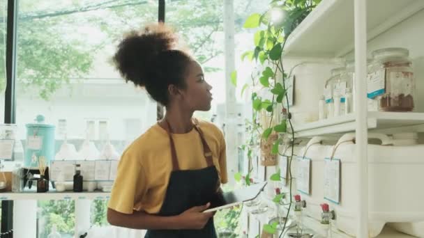 Happy Young Black Vrouwelijke Winkelier Werkt Met Dans Goed Humeur — Stockvideo