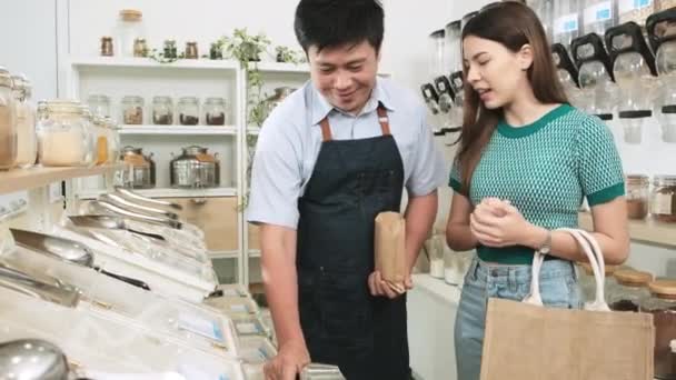 Persona Servicio Tienda Minorista Tendero Masculino Asiático Recogiendo Bocadillos Cliente — Vídeos de Stock