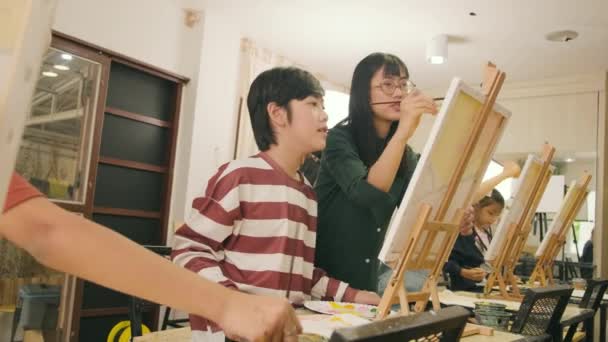 Une Enseignante Asiatique Enseigne Démontre Aux Enfants Sur Peinture Acrylique — Video