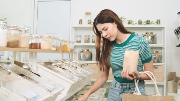 Eine Kaukasische Kundin Bedient Sich Selbst Indem Sie Snacks Auswählt — Stockvideo