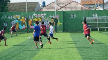 Depok, Endonezya - 11 Ekim 2021: Futbol oynayan genç futbolcular grubu. Futbol takımları arasındaki futbol maçı