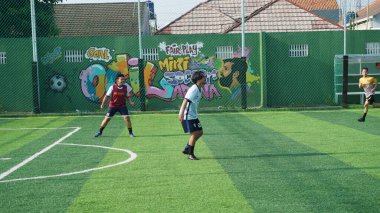 Depok, Endonezya - 11 Ekim 2021: Futbol oynayan genç futbolcular grubu. Futbol takımları arasındaki futbol maçı