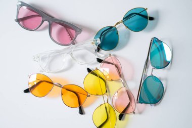 Beyaz arkaplanda renkli gözlük