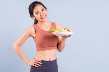 Güzel Asyalı kadın spor giyer ve yoga, fitness ve spor konsepti yapar.