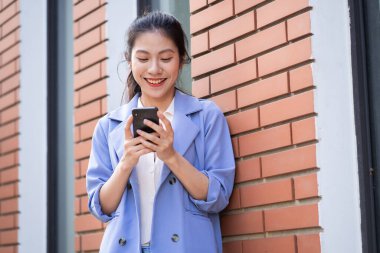 Dışarıda çalışan genç Asyalı kadın.