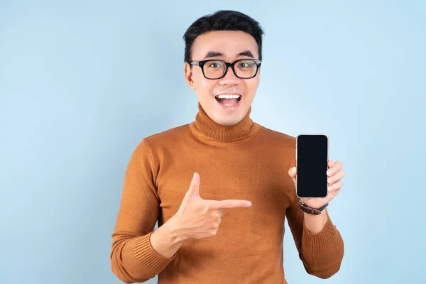 Asiatico Uomo Utilizzando Smartphone Sfondo Blu — Foto Stock