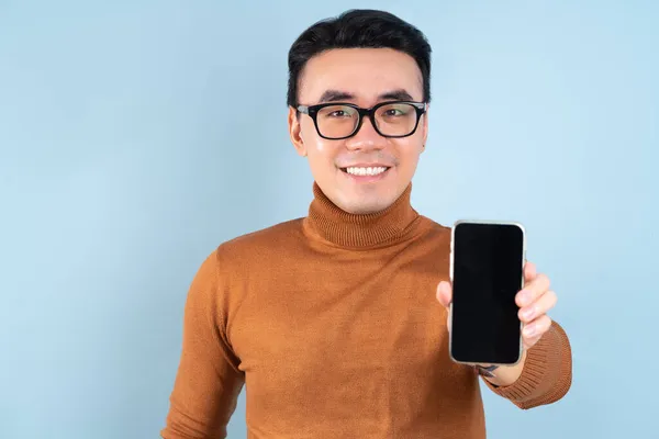 Asiatico Uomo Utilizzando Smartphone Sfondo Blu — Foto Stock