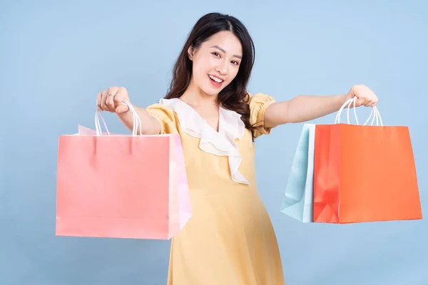 Beautiful Young Asian Woman Holding Shopping Bag Blue Background — Stock Photo, Image