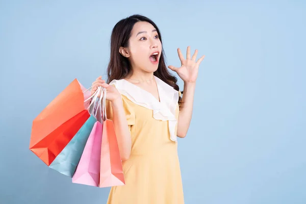 Hermosa Mujer Asiática Joven Sosteniendo Bolsa Compras Sobre Fondo Azul —  Fotos de Stock