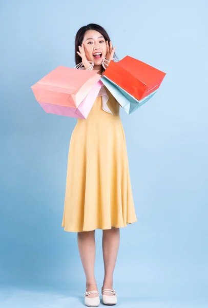 Bella Giovane Donna Asiatica Possesso Shopping Bag Sfondo Blu — Foto Stock