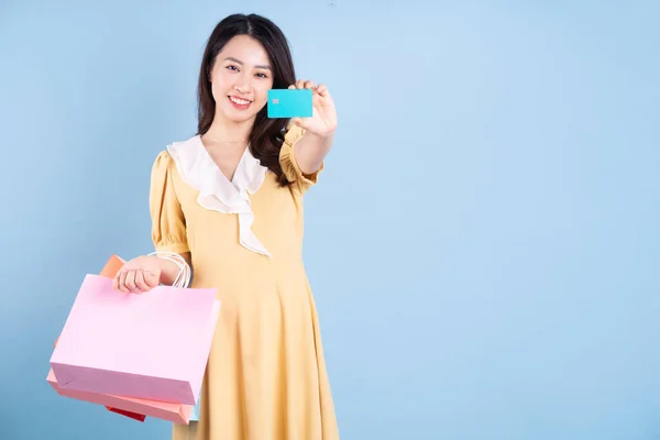 Bella Giovane Donna Asiatica Possesso Shopping Bag Sfondo Blu — Foto Stock