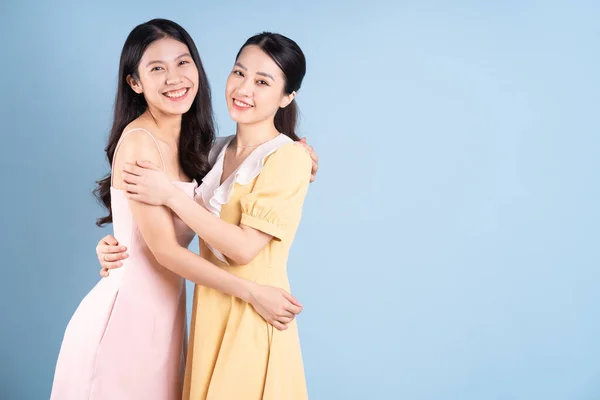 Dos Mujeres Asiáticas Jóvenes Usando Vestido Sobre Fondo Azul —  Fotos de Stock