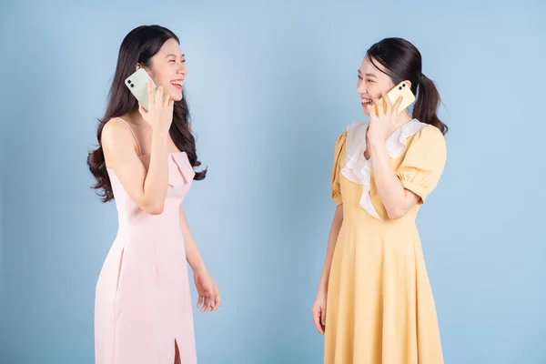 Dos Mujeres Asiáticas Jóvenes Usando Vestido Sobre Fondo Azul —  Fotos de Stock