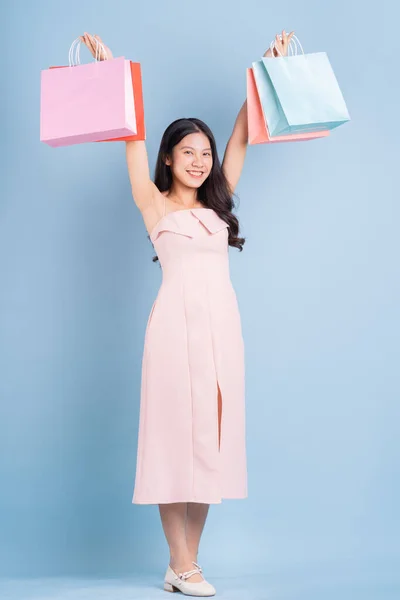 Beautiful Young Asian Woman Holding Shopping Bag Blue Background — Stock Photo, Image