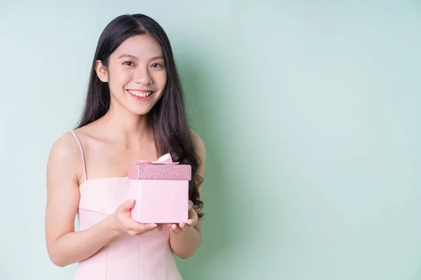 Mulher Asiática Bonita Segurando Caixa Presente Rosa Fundo Verde — Fotografia de Stock