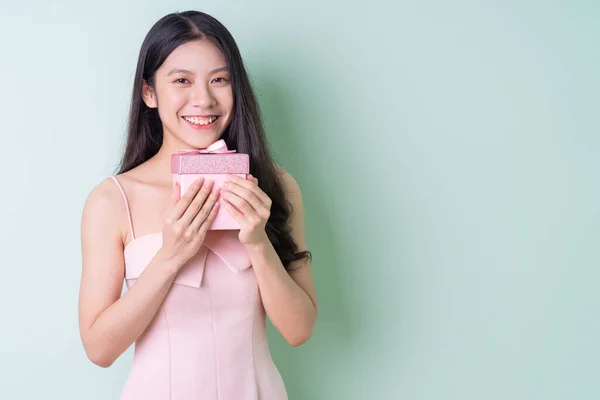 Hermosa Mujer Asiática Joven Sosteniendo Caja Regalo Rosa Sobre Fondo —  Fotos de Stock