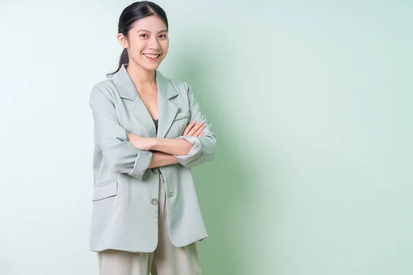 Junge Asiatische Geschäftsfrau Trägt Grünen Anzug Auf Grünem Hintergrund — Stockfoto