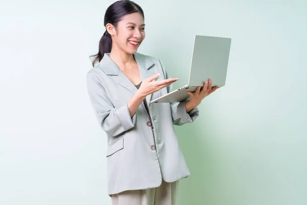 Jovem Empresária Asiática Segurando Laptop Fundo Verde — Fotografia de Stock
