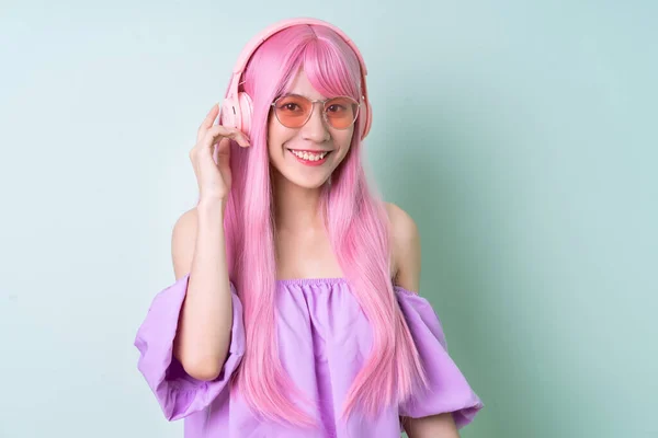年轻的亚洲女人 粉色头发 绿色背景 — 图库照片