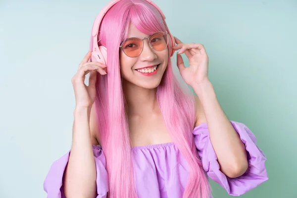 Junge Asiatin Mit Rosa Haaren Posiert Auf Grünem Hintergrund — Stockfoto