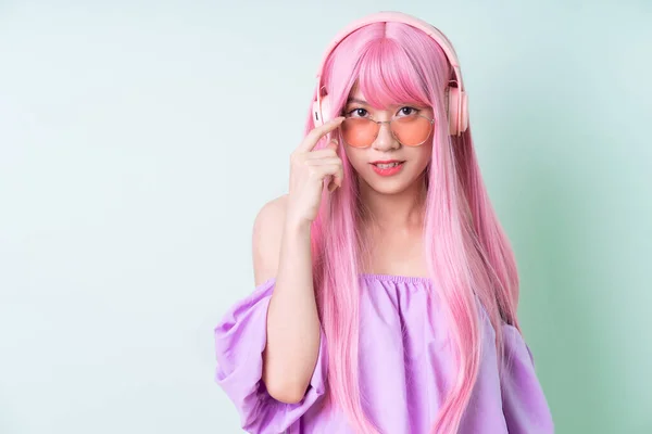 Junge Asiatin Mit Rosa Haaren Posiert Auf Grünem Hintergrund — Stockfoto