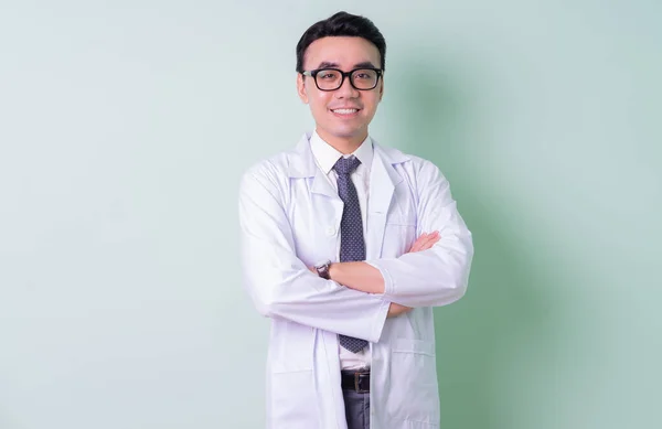 Asyalı Doktor Yeşil Arka Planda Duruyor — Stok fotoğraf