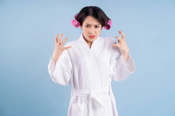 Jong Aziatisch Vrouw Dragen Badjas Blauw Achtergrond — Stockfoto