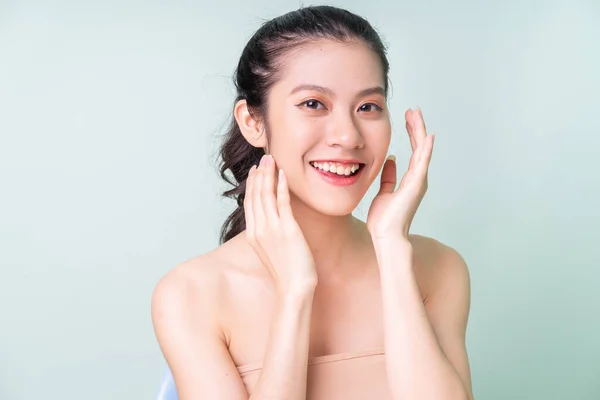 Krásná Mladá Asijská Žena Čerstvou Pletí Péče Obličej Ošetření Obličeje — Stock fotografie