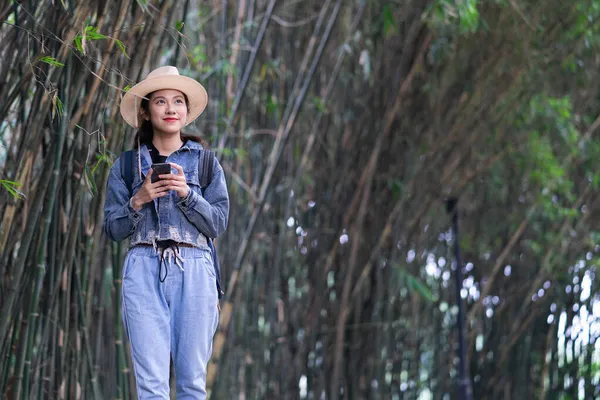 Молодая Азиатка Исследует Лес Отдыхе — стоковое фото