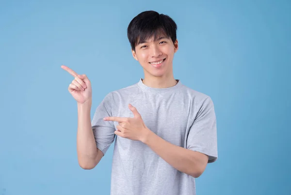 Jovem Ásia Homem Posando Azul Fundo — Fotografia de Stock