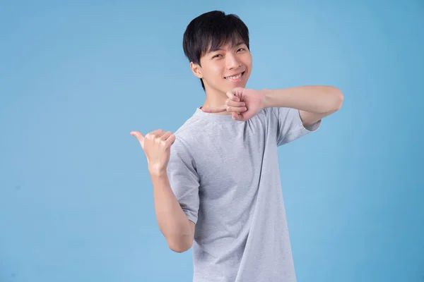 Jovem Ásia Homem Posando Azul Fundo — Fotografia de Stock