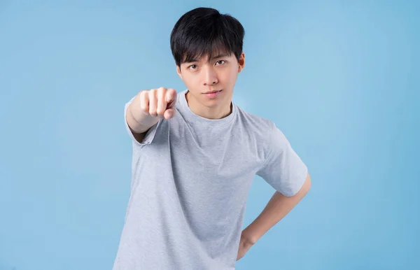 Jong Aziatische Man Poseren Blauw Achtergrond — Stockfoto