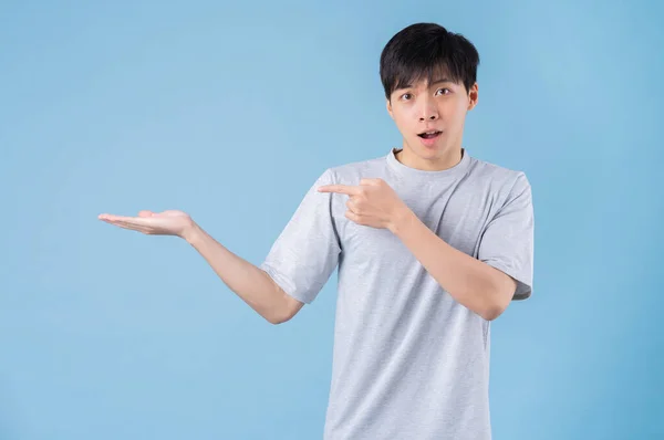 Ung Asiatisk Man Poserar Blå Bakgrund — Stockfoto