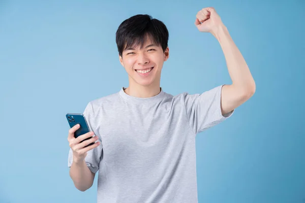 Ung Asiatisk Man Med Smartphone Blå Bakgrund — Stockfoto