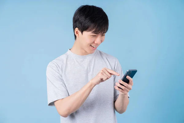 Giovane Asiatico Uomo Utilizzando Smartphone Sfondo Blu — Foto Stock
