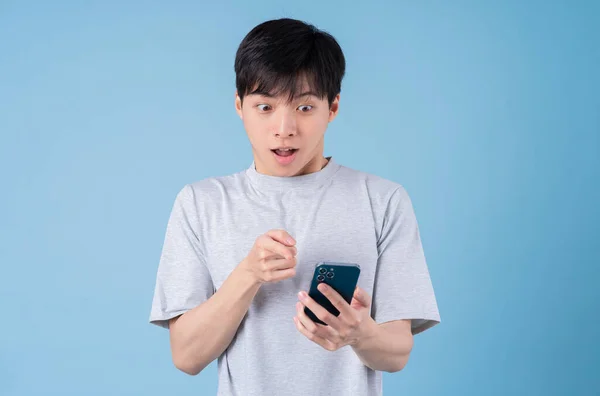 Giovane Asiatico Uomo Utilizzando Smartphone Sfondo Blu — Foto Stock