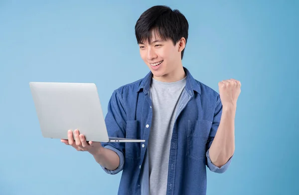 Jovem Homem Asiático Usando Laptop Fundo Azul — Fotografia de Stock