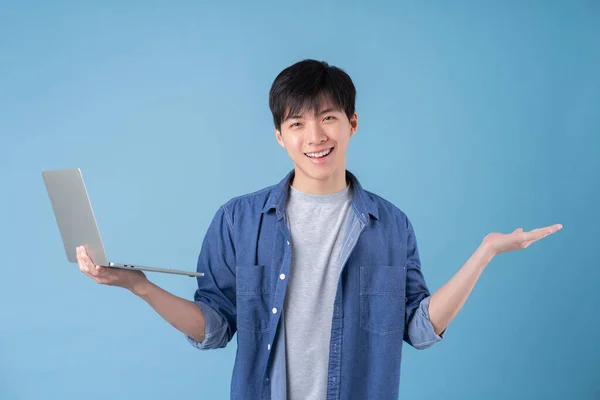 Ung Asiatisk Man Med Bärbar Dator Blå Bakgrund — Stockfoto