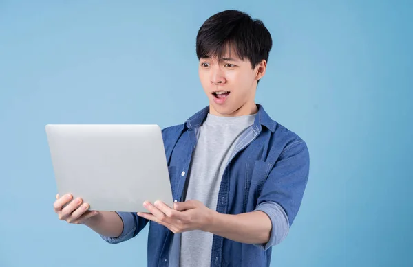 Joven Hombre Asiático Utilizando Ordenador Portátil Sobre Fondo Azul —  Fotos de Stock