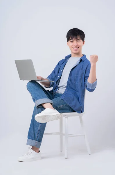 Ung Asiatisk Man Sitter Och Använder Laptop Vit Bakgrund — Stockfoto