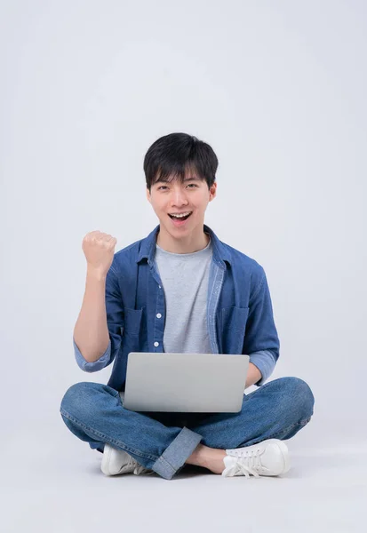 Młody Azji Człowiek Siedzi Pomocą Laptopa Białym Tle — Zdjęcie stockowe