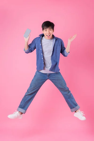 Jovem Asiático Homem Pulando Fundo Azul — Fotografia de Stock