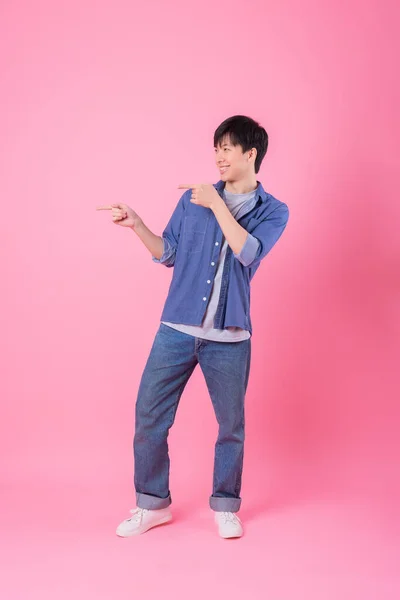 Junge Asiatische Mann Posiert Auf Rosa Hintergrund — Stockfoto