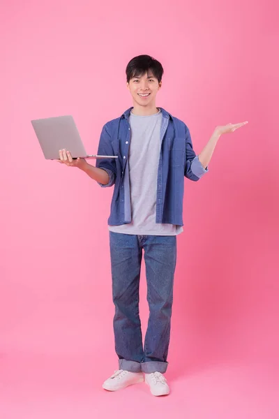 Jovem Asiático Homem Usando Laptop Fundo Rosa — Fotografia de Stock