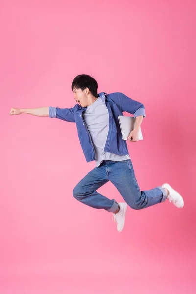 Молодой Азиат Прыгает Синем Фоне — стоковое фото