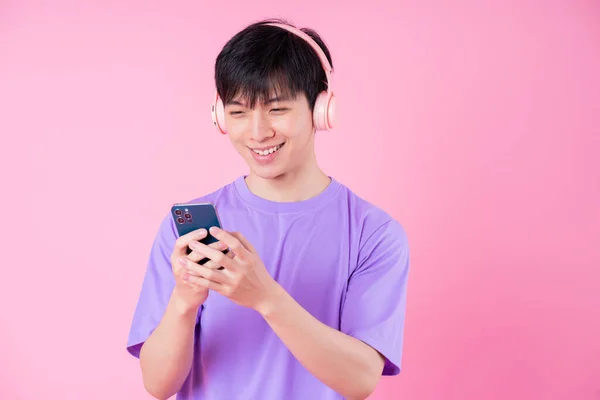Giovane Asiatico Uomo Ascolto Musica Sfondo Rosa — Foto Stock