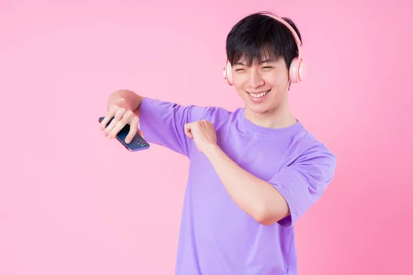 Jovem Homem Asiático Ouvindo Música Fundo Rosa — Fotografia de Stock